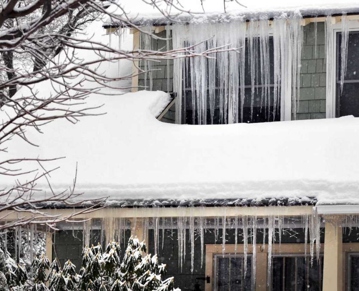 Устранение снега и льда с кровли зданий – путь к комфортному проживанию в них